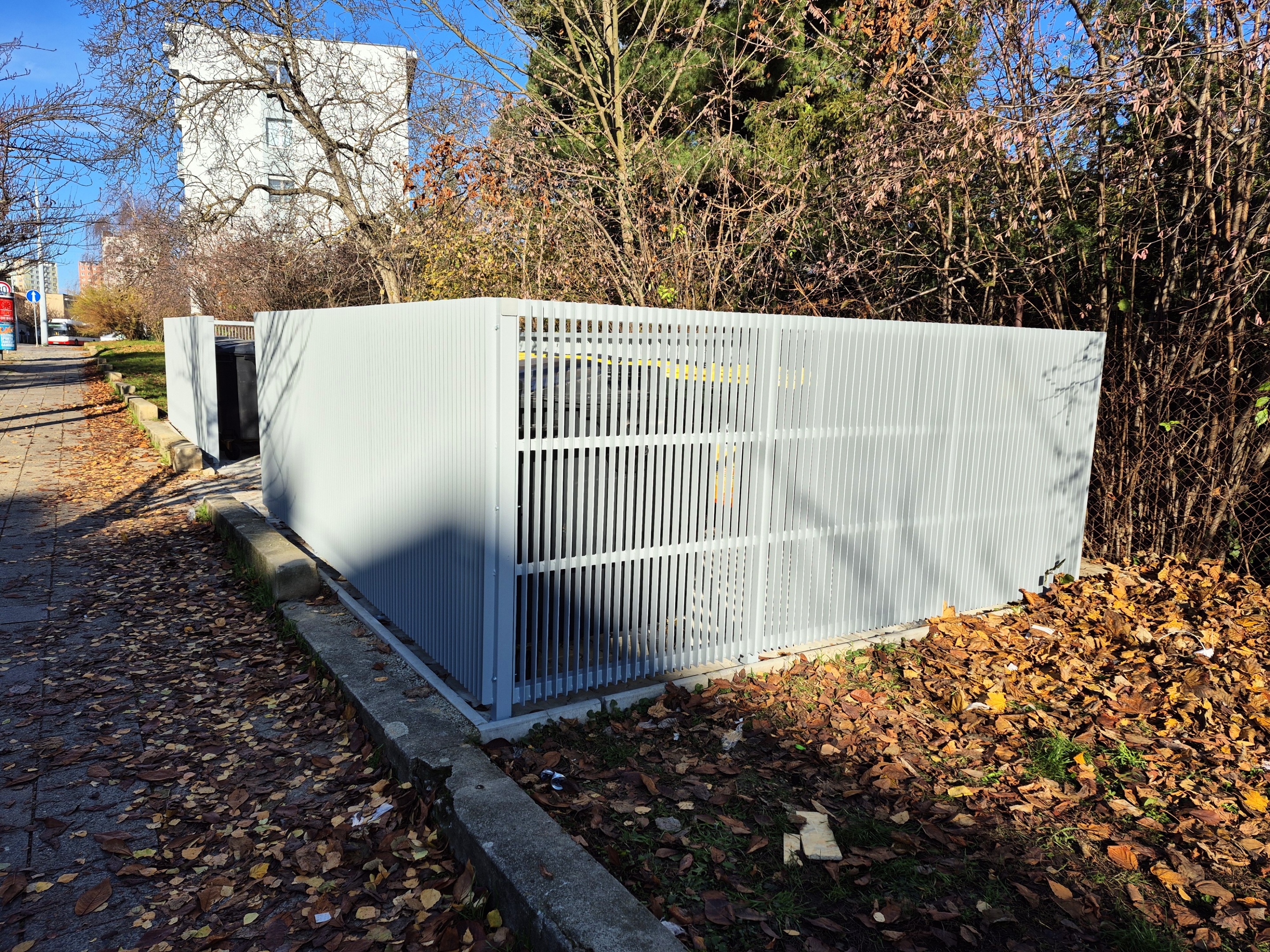 Boční pohled na ocelové popelnicové stání – Brno
