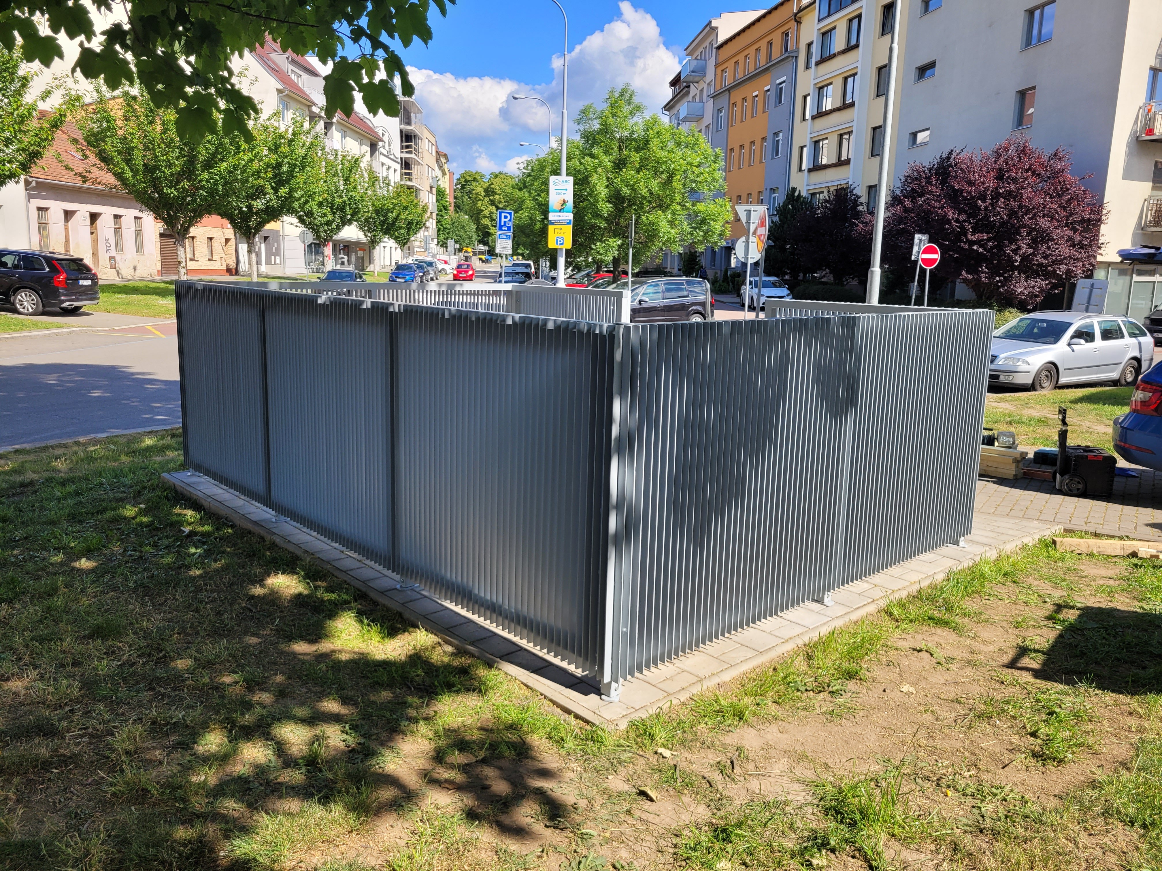Boční pohled na popelnicové stání – Brno