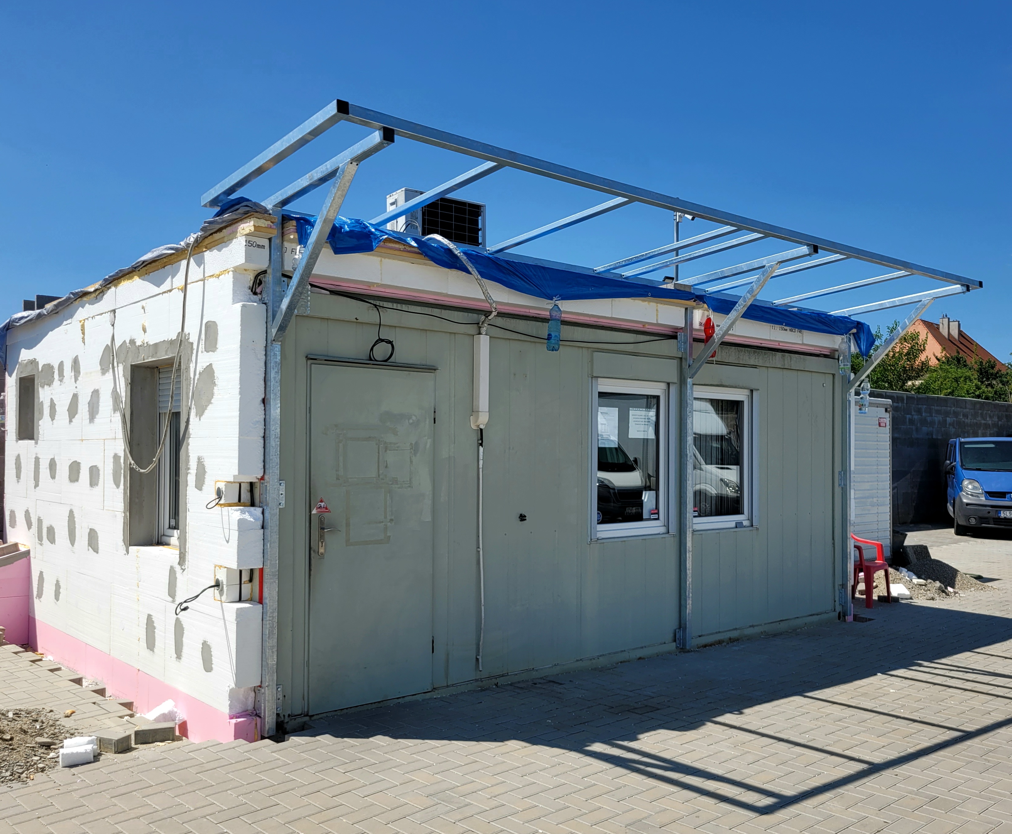 Ocelový přístřešek se žárově zinkovanou konstrukcí – Brno