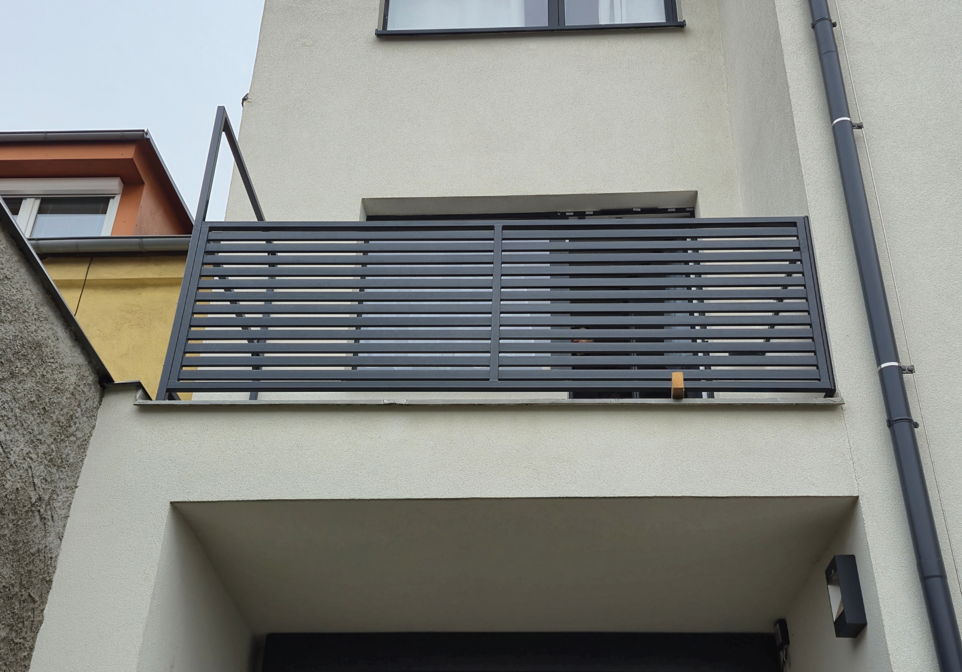 Ocelové zábradlí se žárovým zinkem a antracitovým komaxitem – Brno