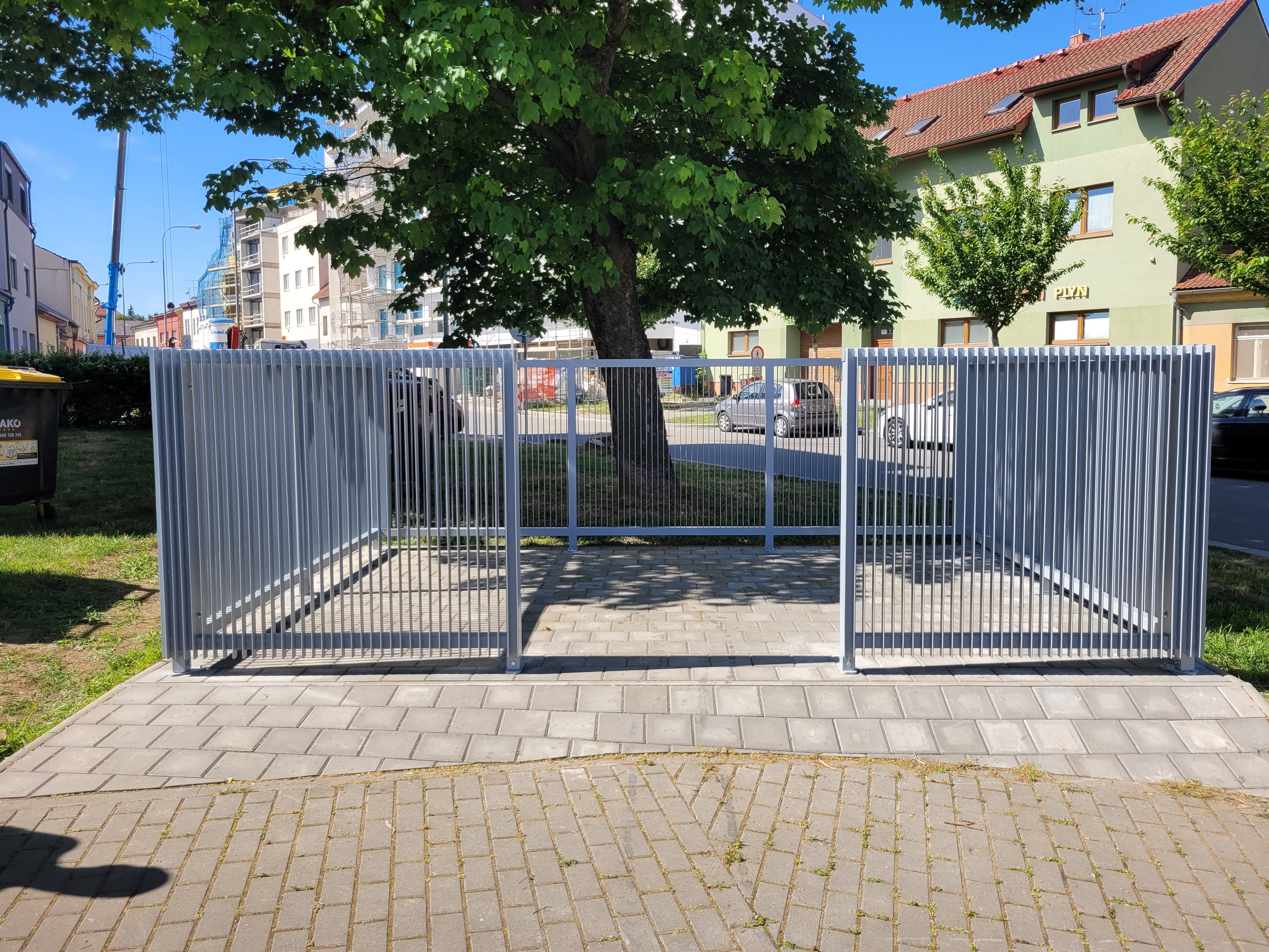 Popelnicové stání – ocelová zástěna, Brno