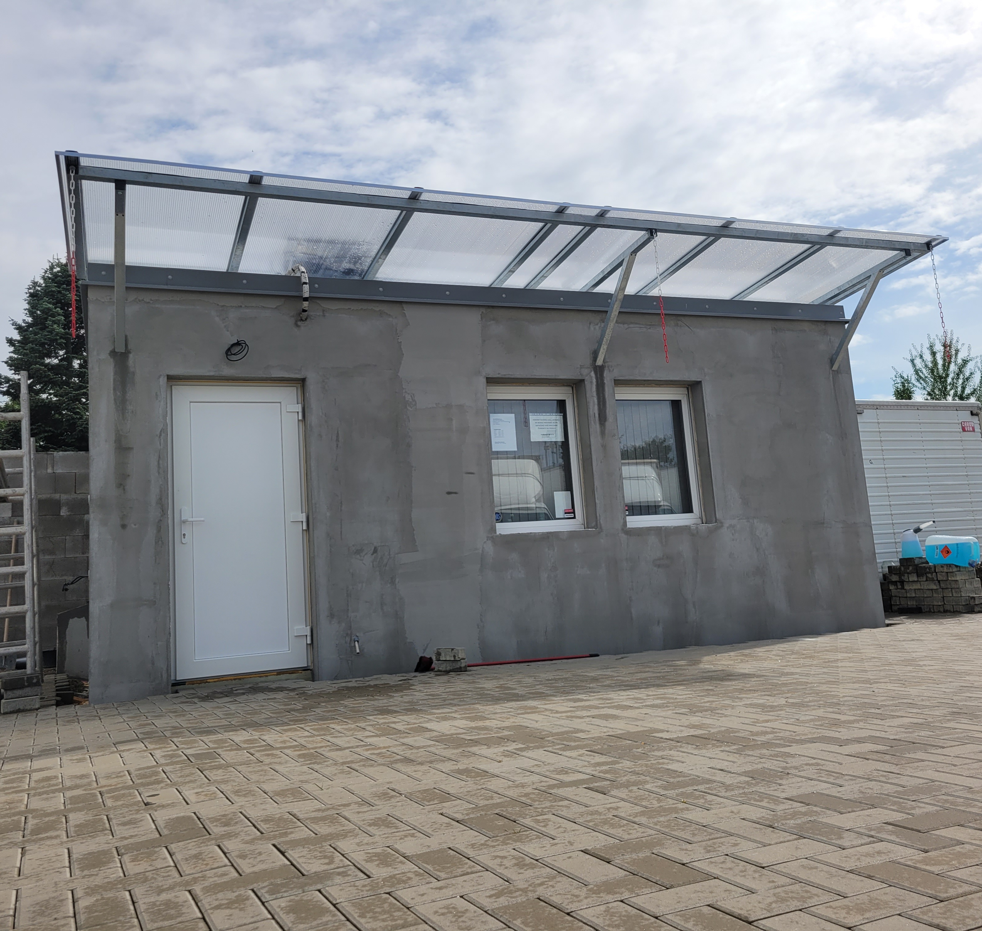 Ocelový přístřešek se žárově zinkovanou konstrukcí – Brno
